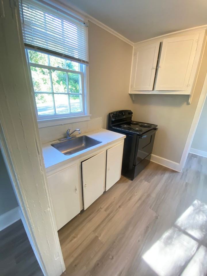 801 Oval St - Photo 7 of 11