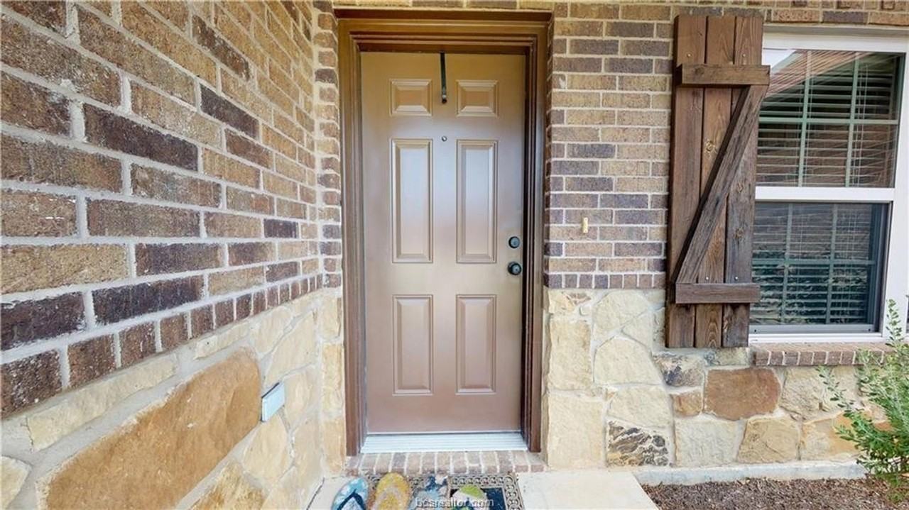 412 Deacon Dr - Photo 2 of 10