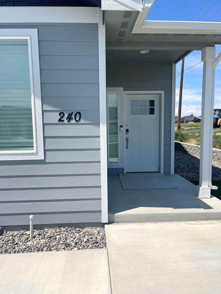 240 Claret Dr - Photo 2 of 21