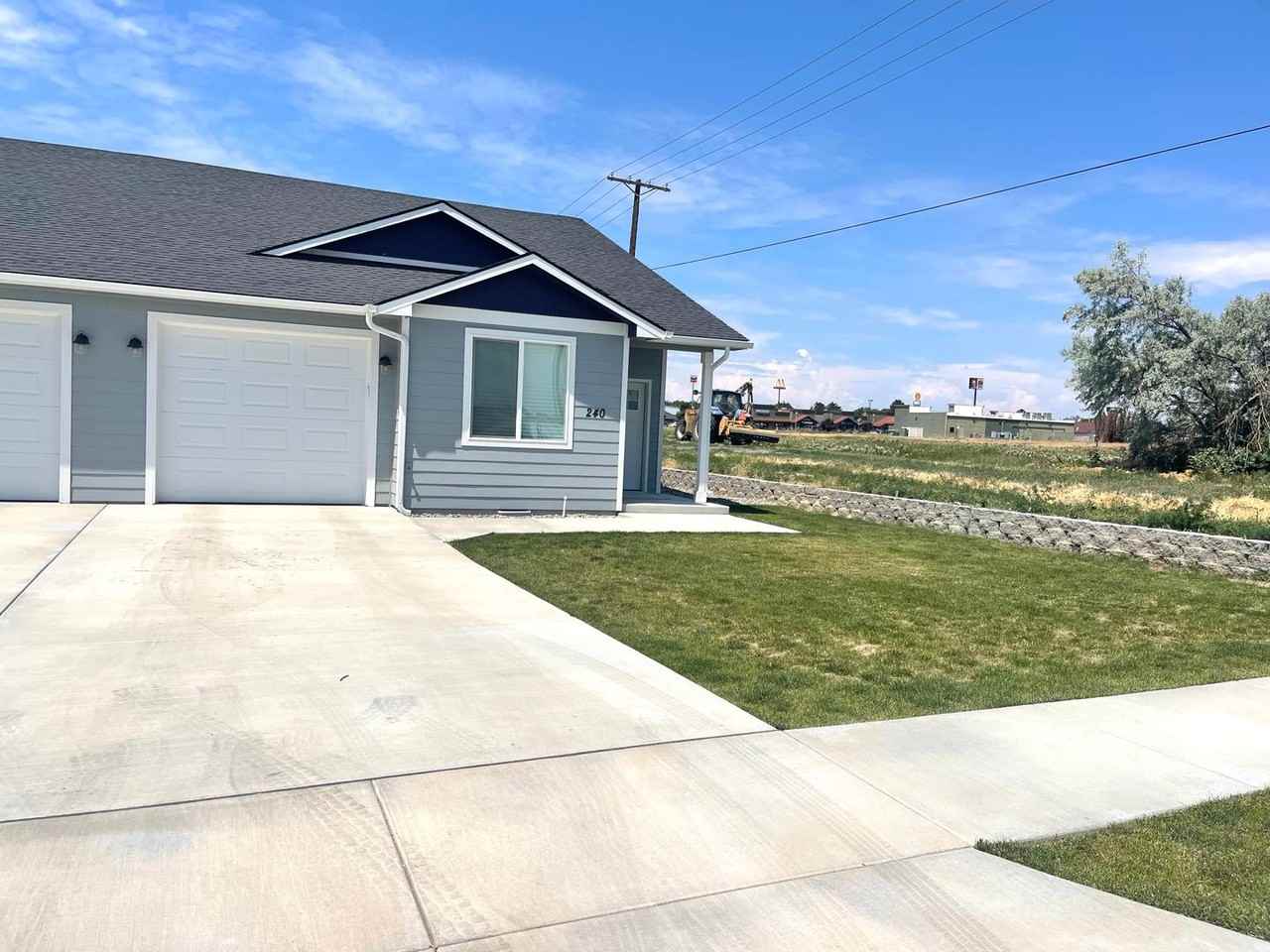 240 Claret Dr - Photo 3 of 21