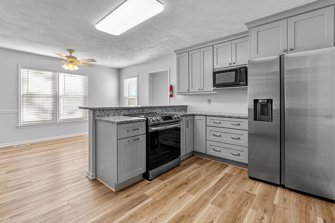 1009 Grantham Ln - Photo 3 of 39