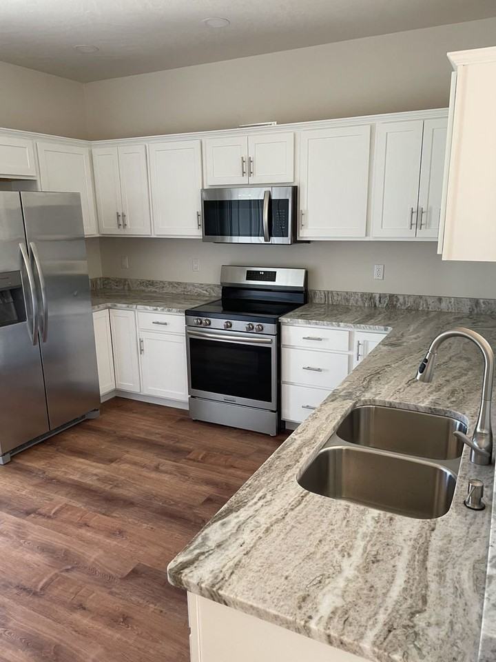 311 Riverwood Ct - Photo 2 of 4