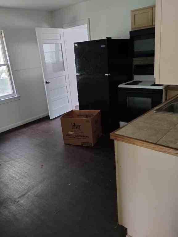 1108 Waco St - Photo 2 of 7
