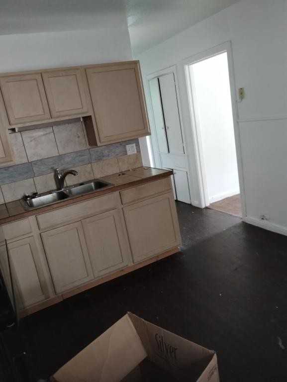 1108 Waco St - Photo 3 of 7
