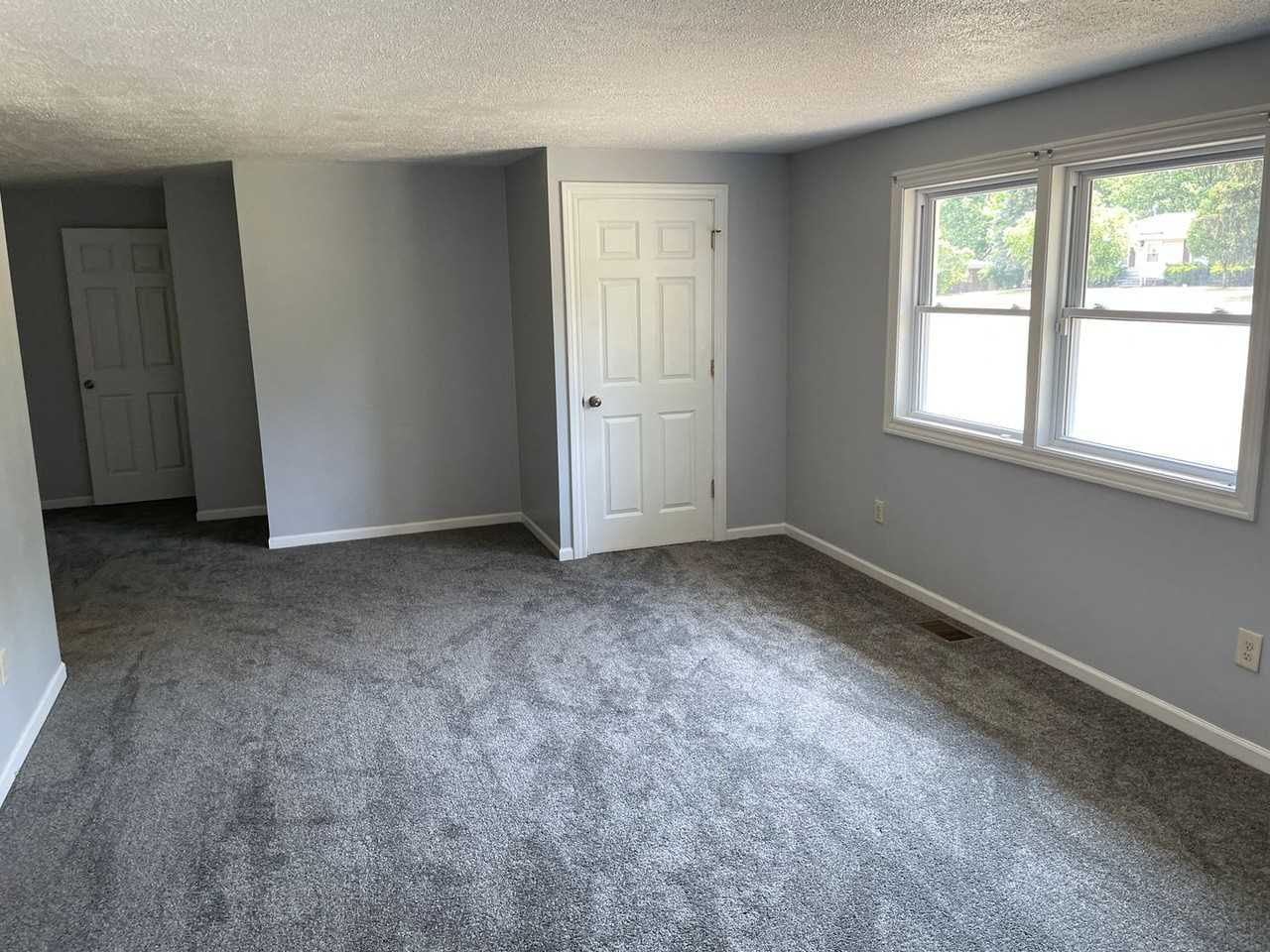 4860 Pinedell Ave Ne - Photo 7 of 24