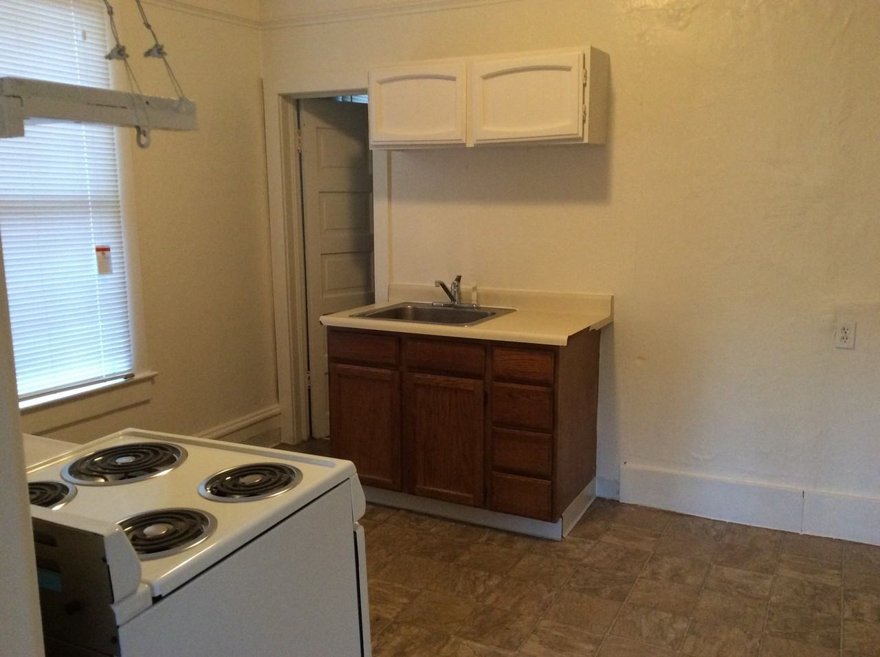 1037 N Sierra St #B - Photo 3 of 8