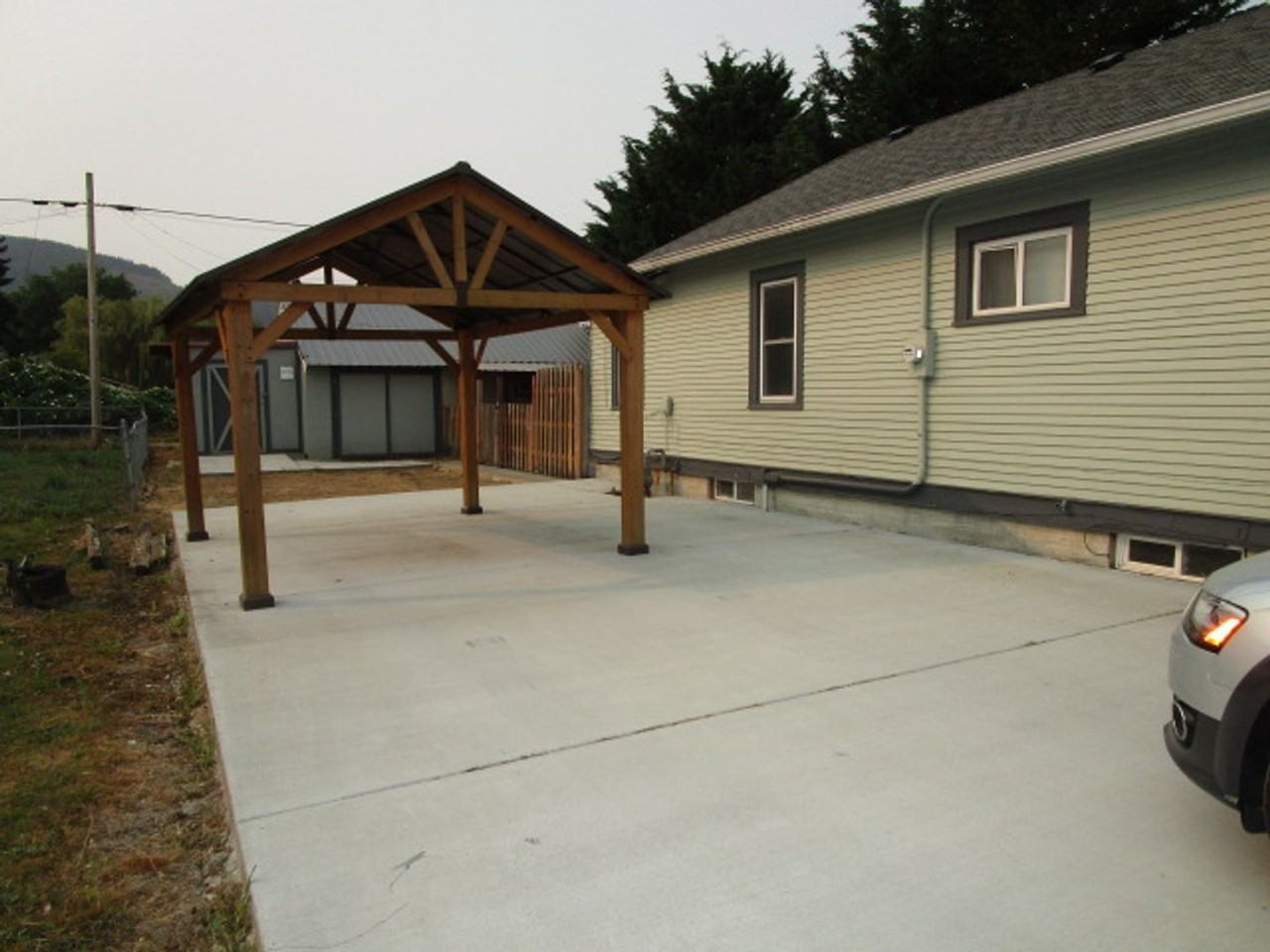 735 Jameson St - Photo 3 of 16