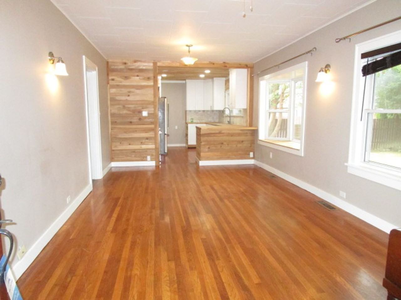 735 Jameson St - Photo 4 of 16