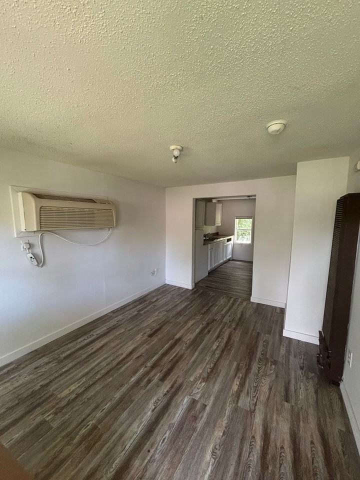 1707 Se 24th St - Photo 2 of 7