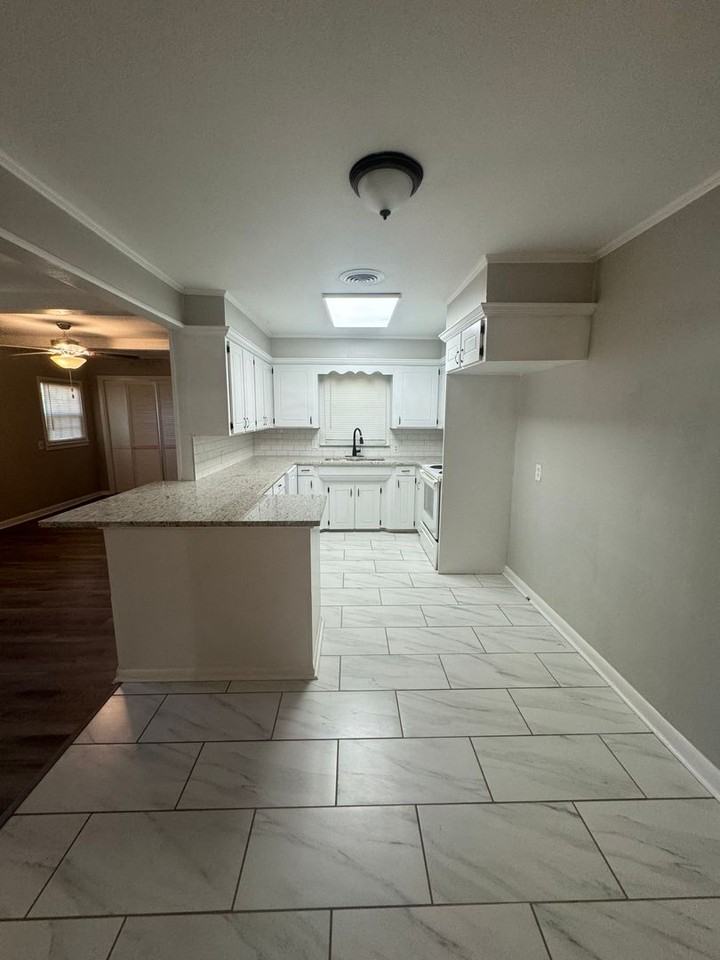 2613 Plantation Dr - Photo 3 of 19