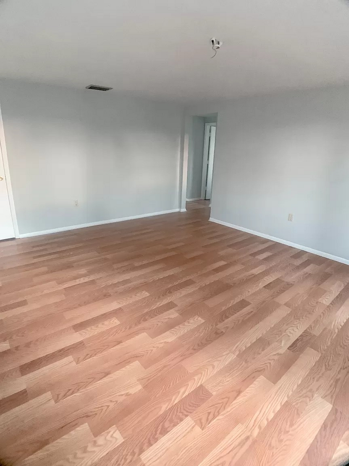 2/1 annual rental unit in Palmetto, move in ready, and hardwoods throughout! - Photo 2 of 20