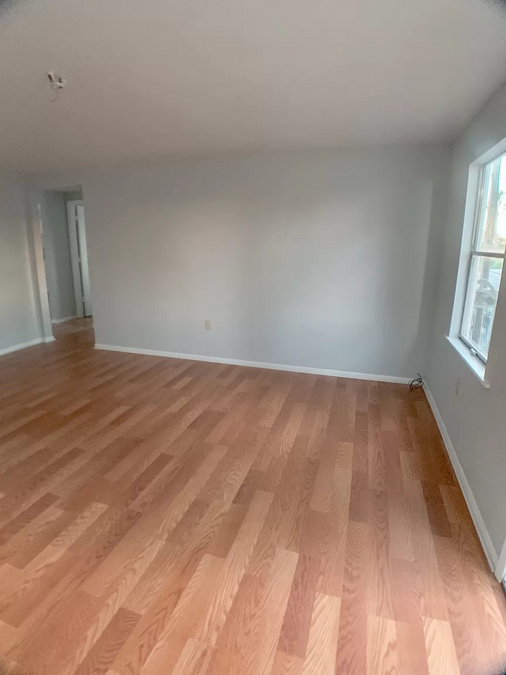 2/1 annual rental unit in Palmetto, move in ready, and hardwoods throughout! - Photo 3 of 20