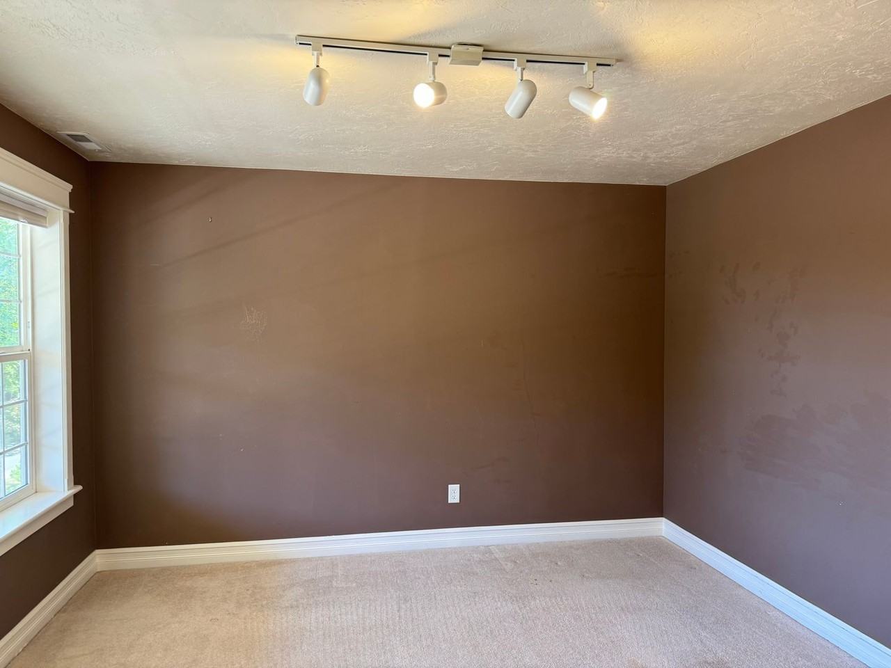 2719 Hallmark Ln - Photo 7 of 45