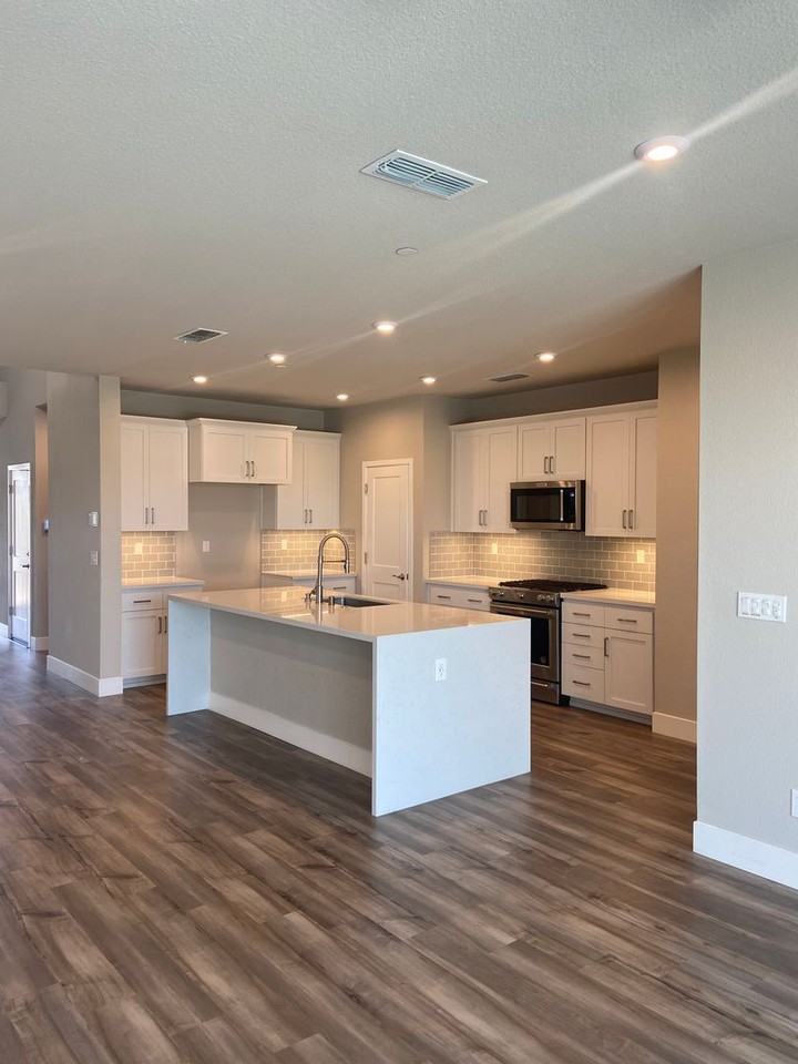 1466 Seneca Cir - Photo 3 of 27