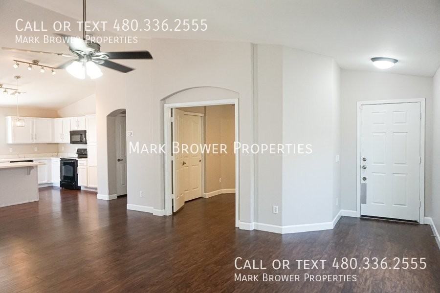 1136 E Christopher St - Photo 3 of 20