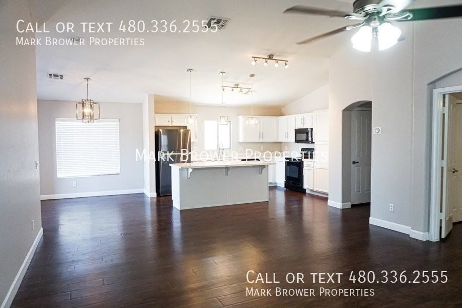 1136 E Christopher St - Photo 4 of 20