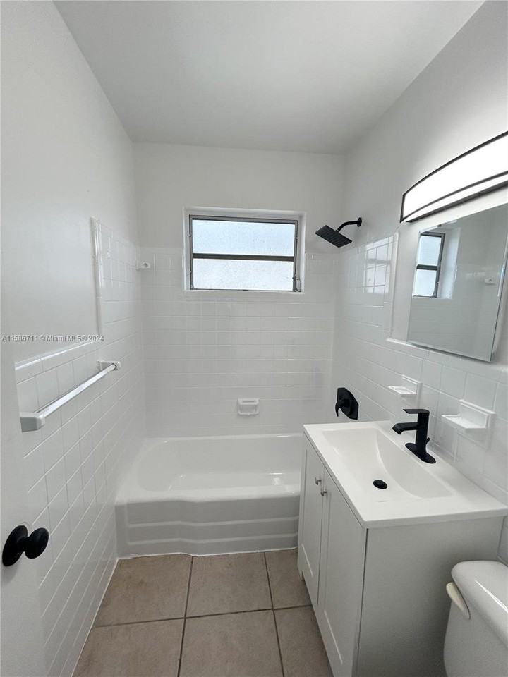 799 Ne 128th St #6 - Photo 2 of 8