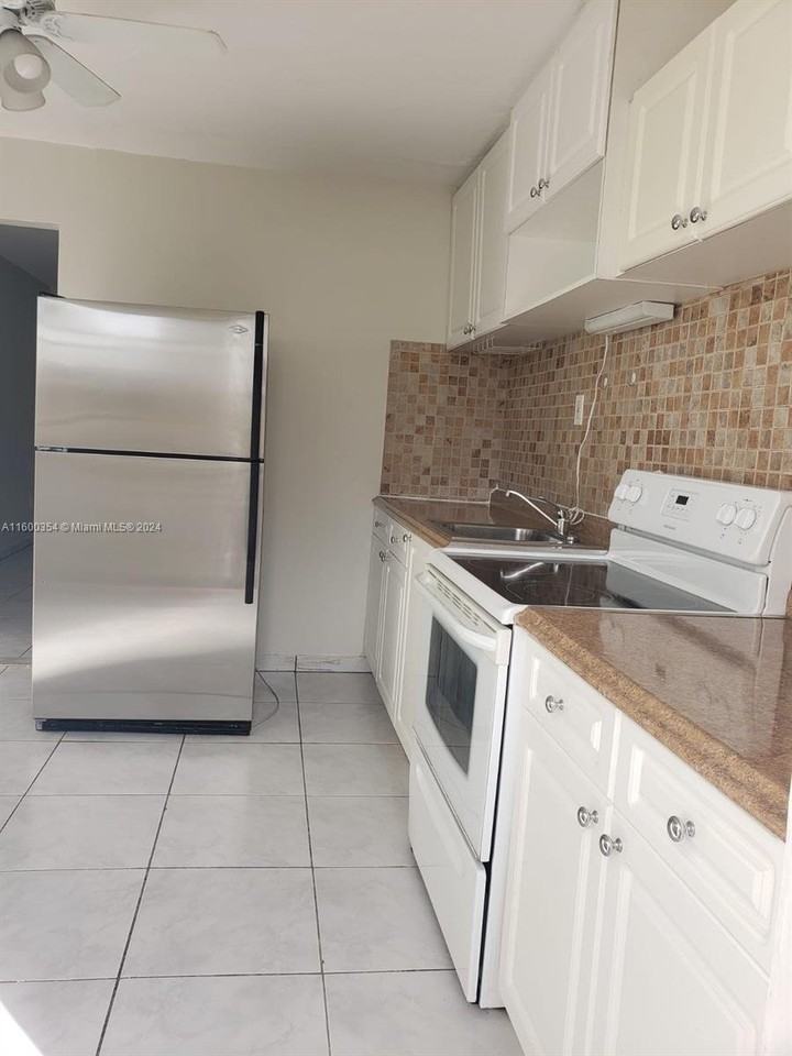 554 Ne 68th St #2 - Photo 3 of 8