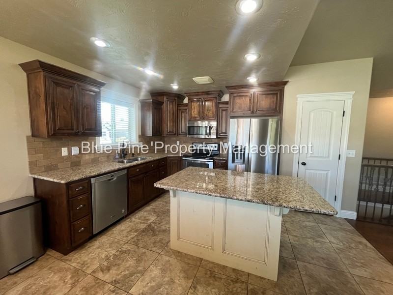 340 Chateau Dr #1 - Photo 5 of 35