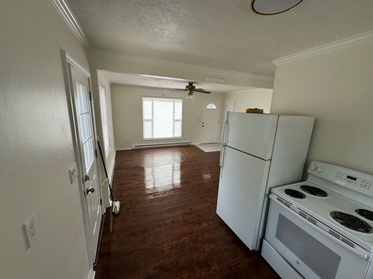 2582 Roselawn St - Photo 3 of 10