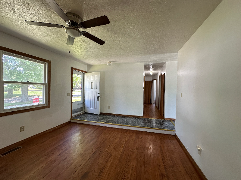 3607 Lucie St - Photo 3 of 9