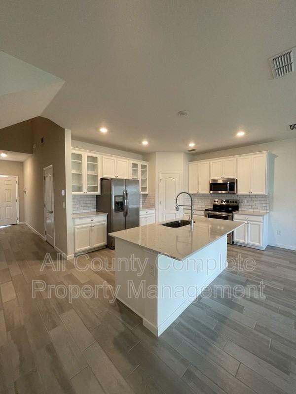 12804 Josslyn Ln - Photo 7 of 31