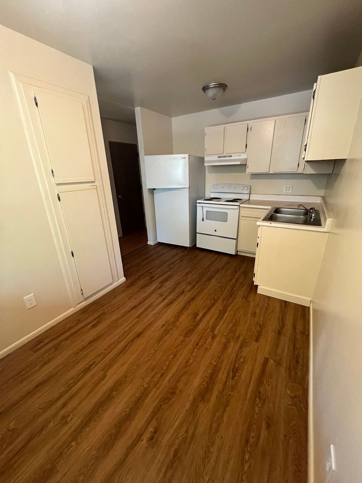 2216 - 2814 Center - Photo 2 of 6