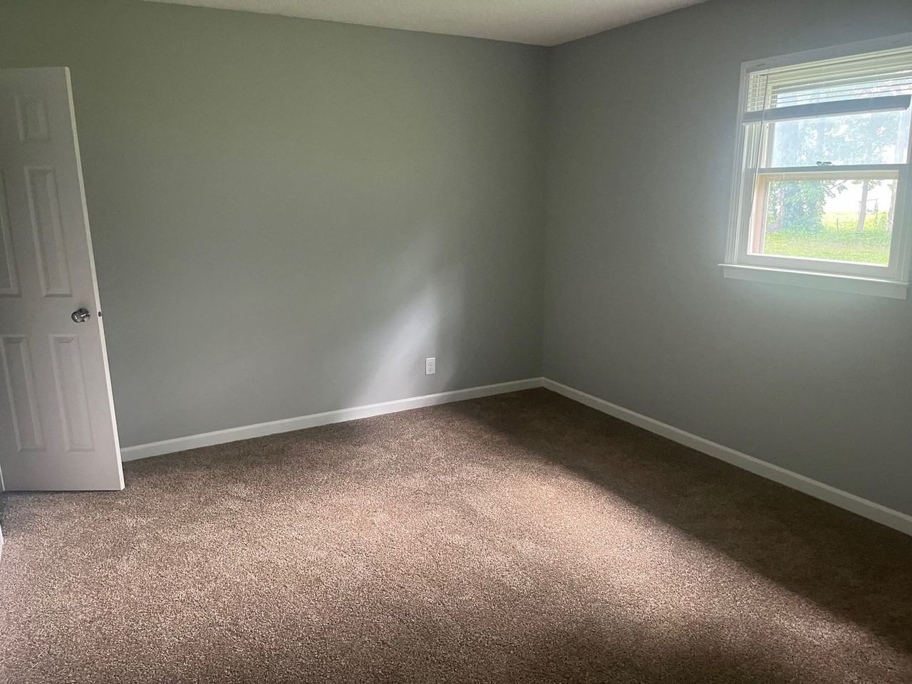 702 N Chestnut St - Photo 3 of 15