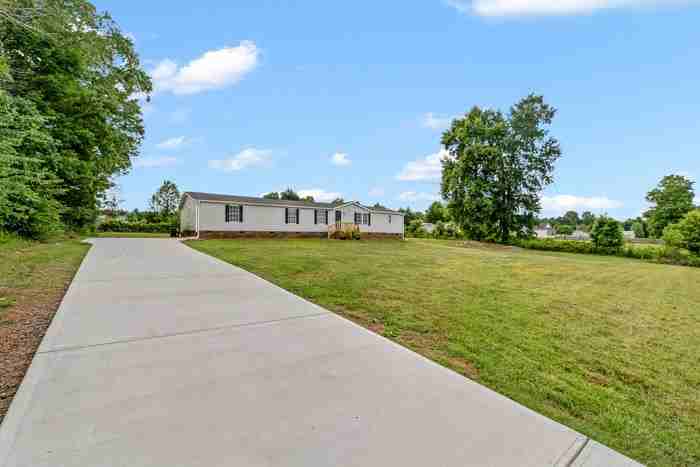 128 Peridot Dr - Photo 2 of 40