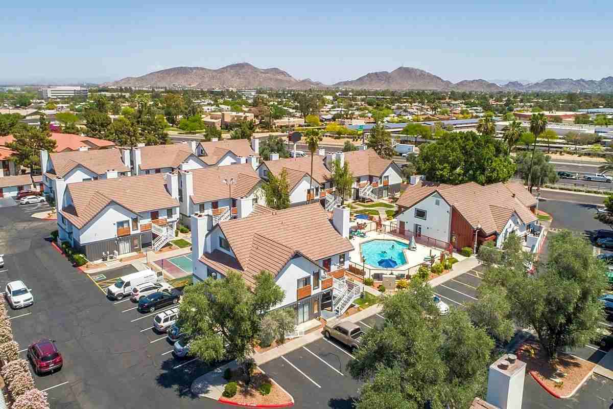 8242 North Black Canyon Highway - Photo 2 of 18