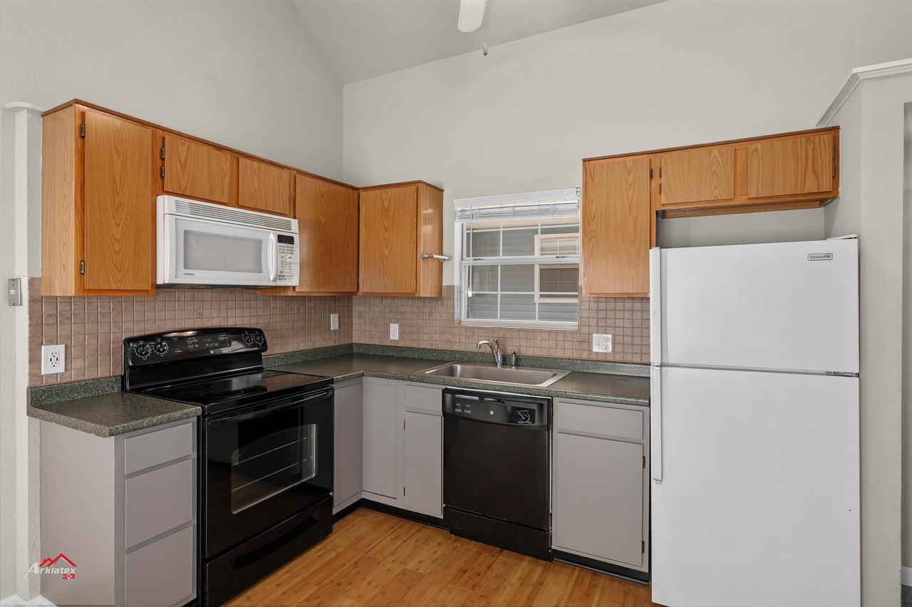 303 Settlers Park Dr #1 - Photo 3 of 20
