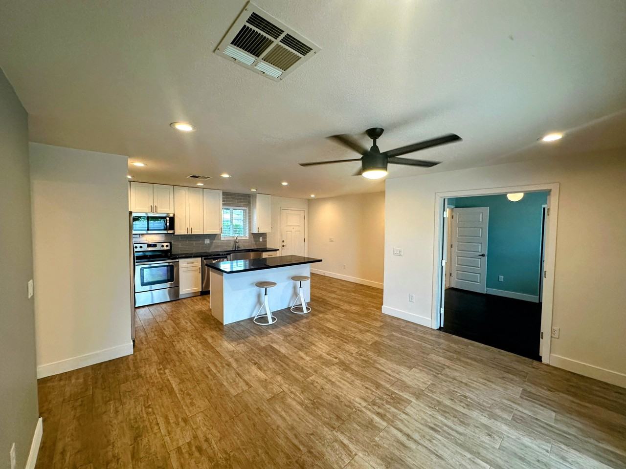 2315 E Marmora St - Photo 5 of 32