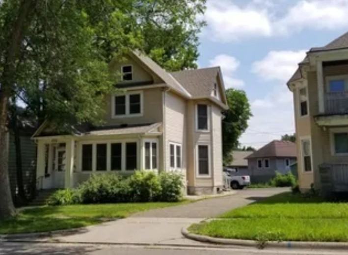 836 4th St E 1, St. Paul, MN 55106 2 Bedroom Apartment for 1,400