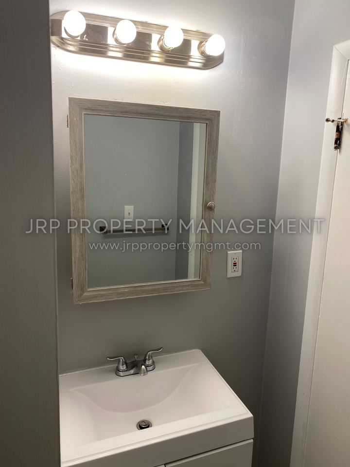 1106 W Michigan Ave Uppr - Photo 6 of 9