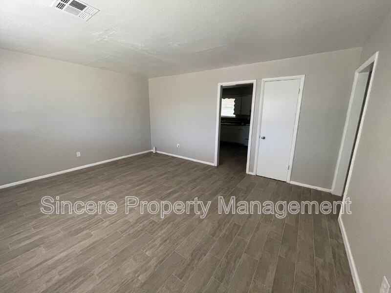 1033 Hoyt Ave - Photo 3 of 22