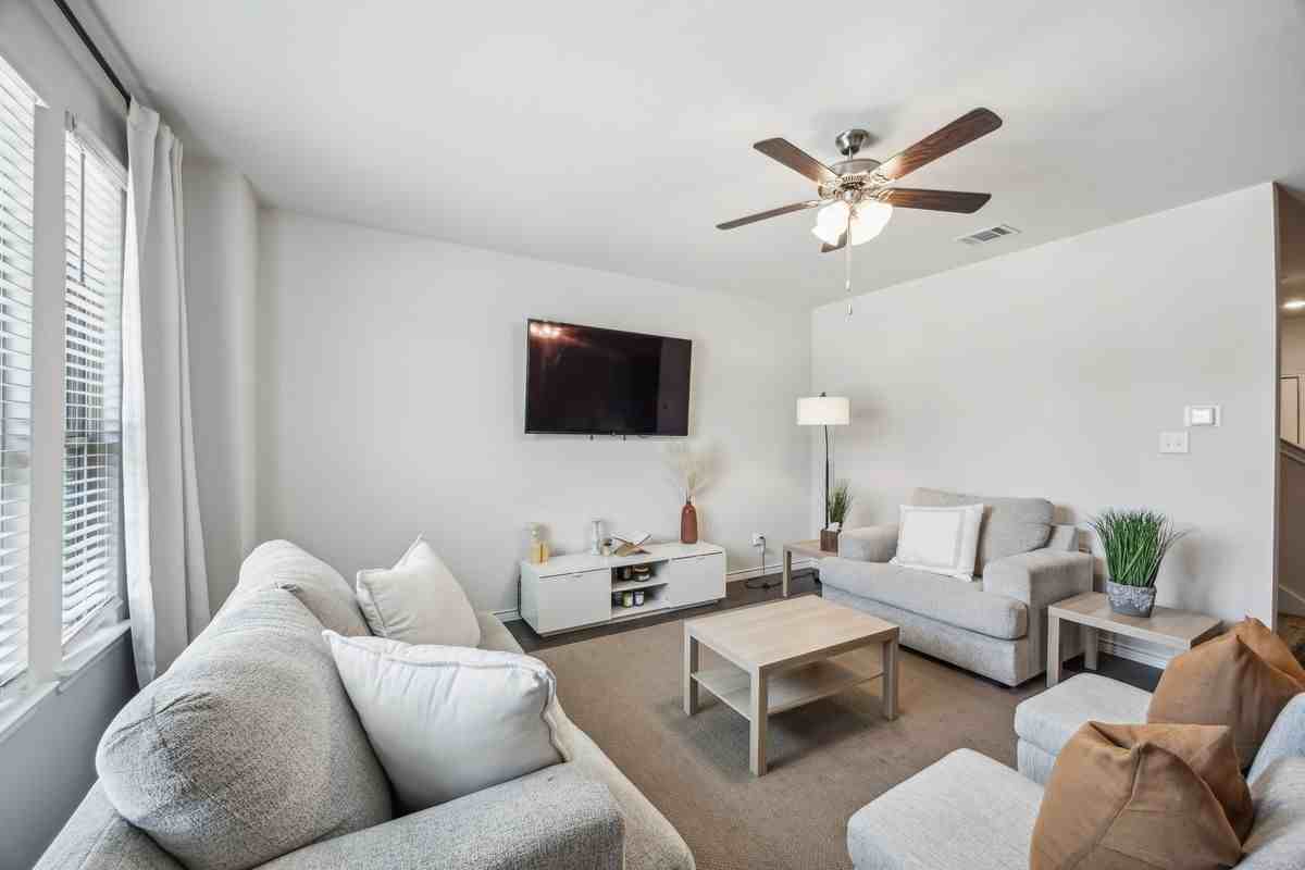 2141 Buffalo Hill Dr - Photo 2 of 25