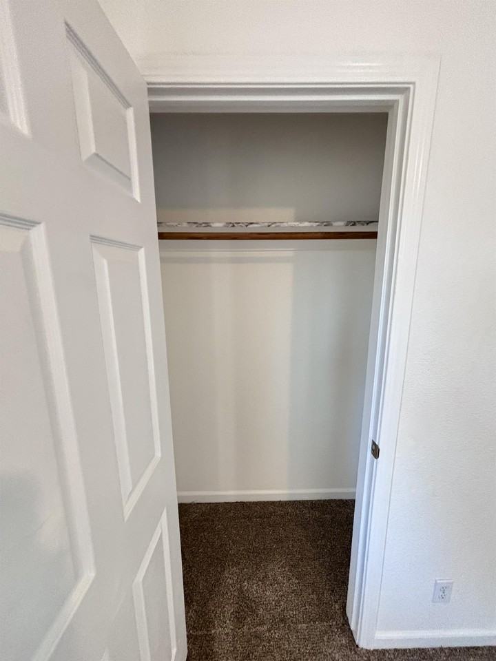 513 N Riverside Dr #1 - Photo 4 of 10