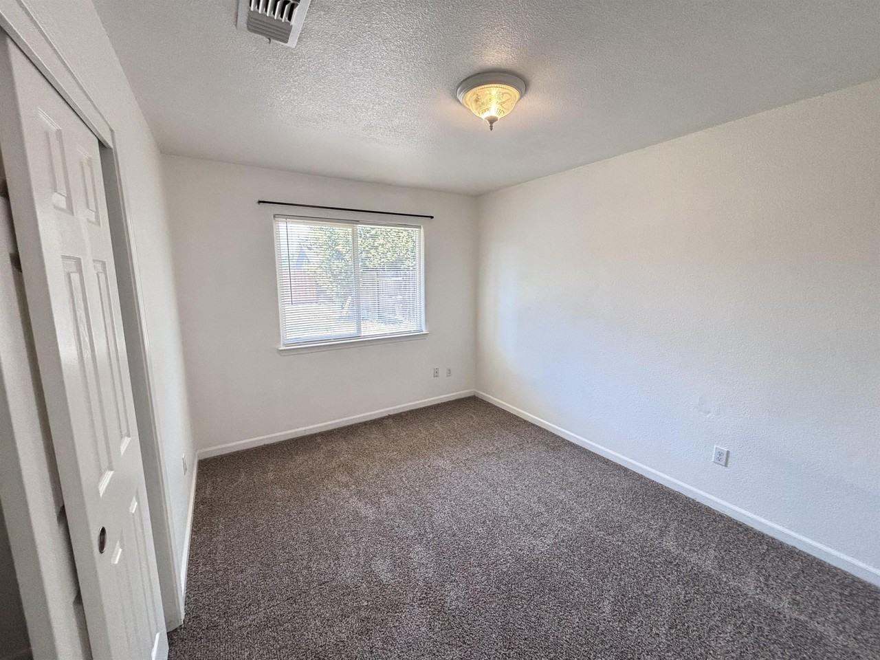 513 N Riverside Dr #1 - Photo 5 of 10