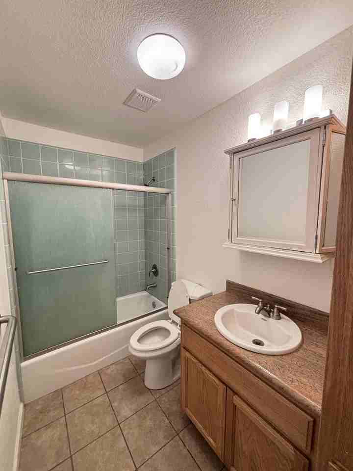 513 N Riverside Dr #1 - Photo 7 of 10