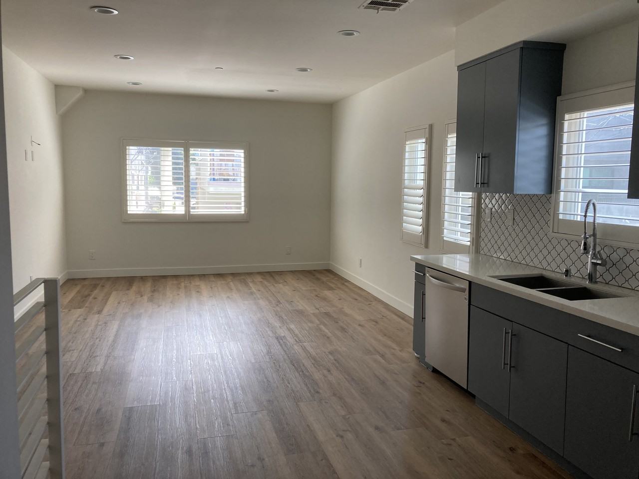 3 + 3+ DEN + 2 CAR GARAGE DUPLEX IN HOLLYWOOD STUIDO DISTRICT - Photo 4 of 22