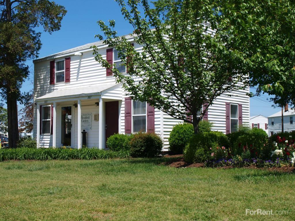 College Park Apts - Photo 2 of 19