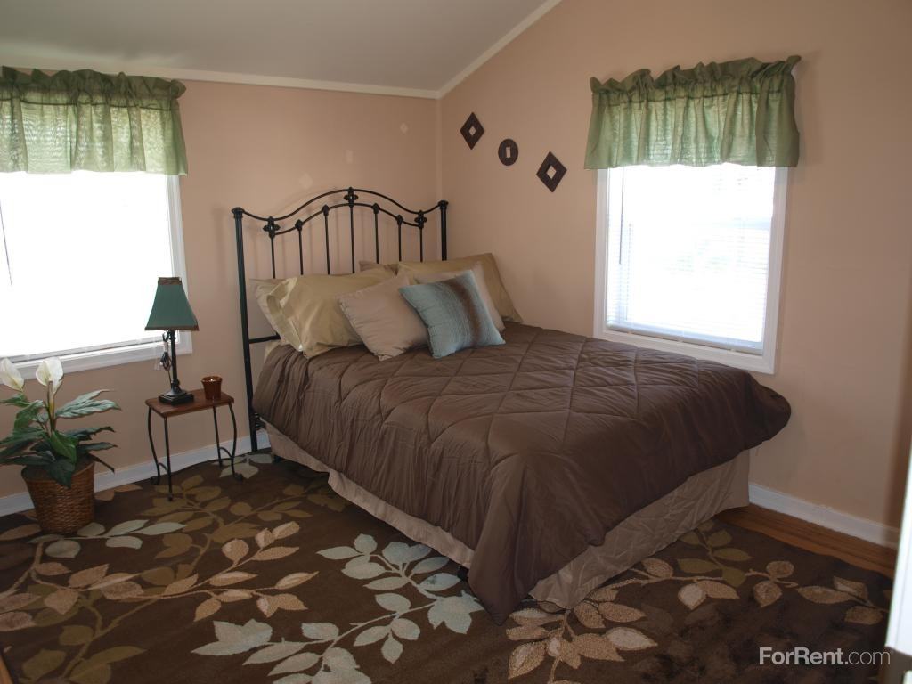 College Park Apts - Photo 3 of 19