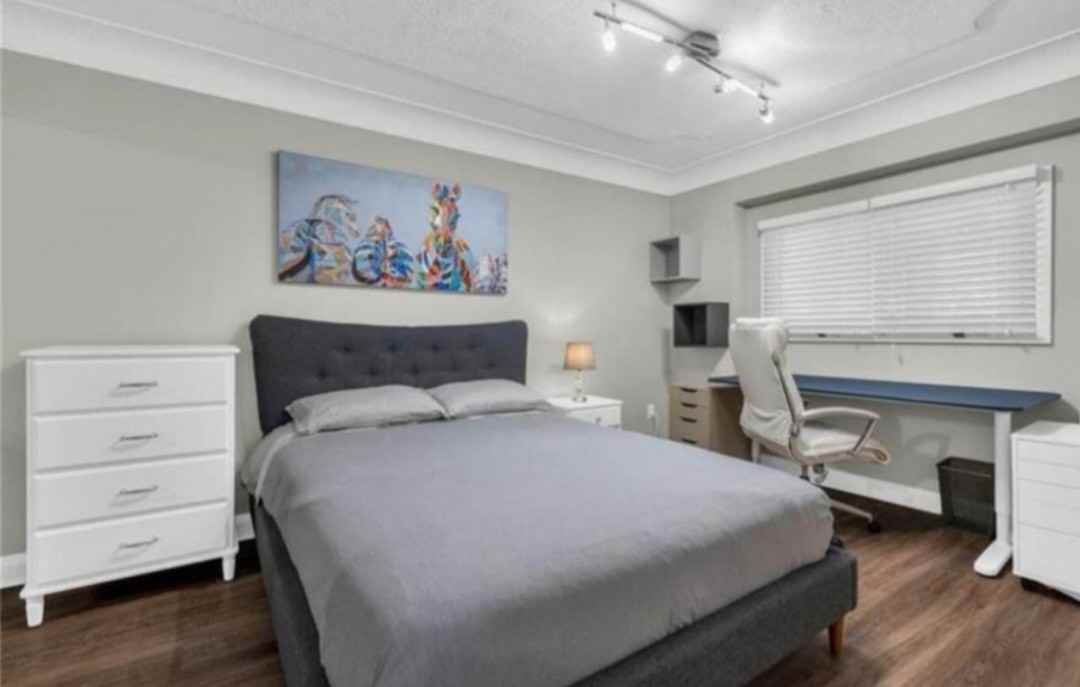 16 Thorndale Street South - Photo 2 of 4