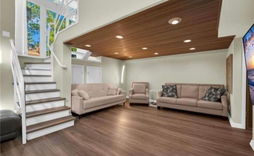 16 Thorndale Street South - Photo 3 of 4