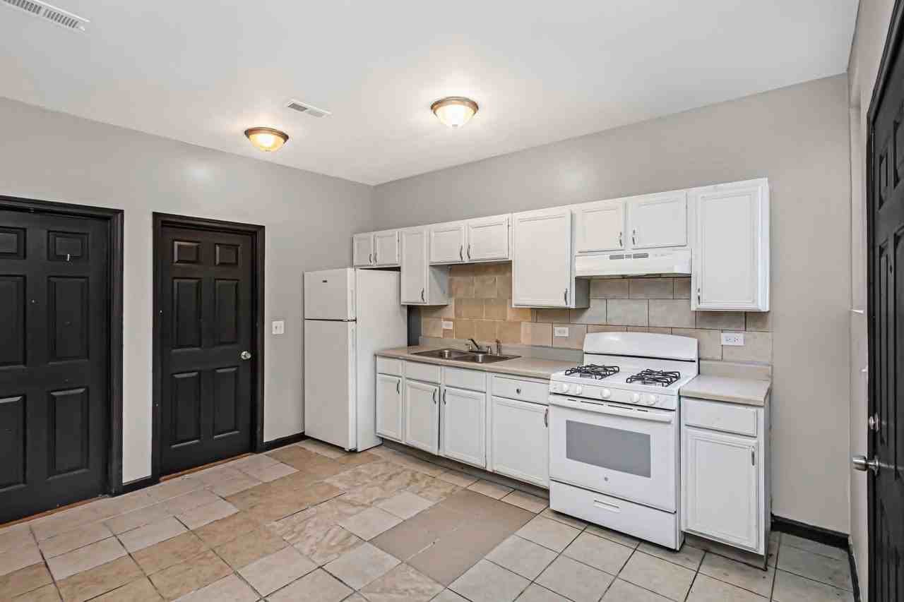 5219 S Calumet Ave - Photo 3 of 18