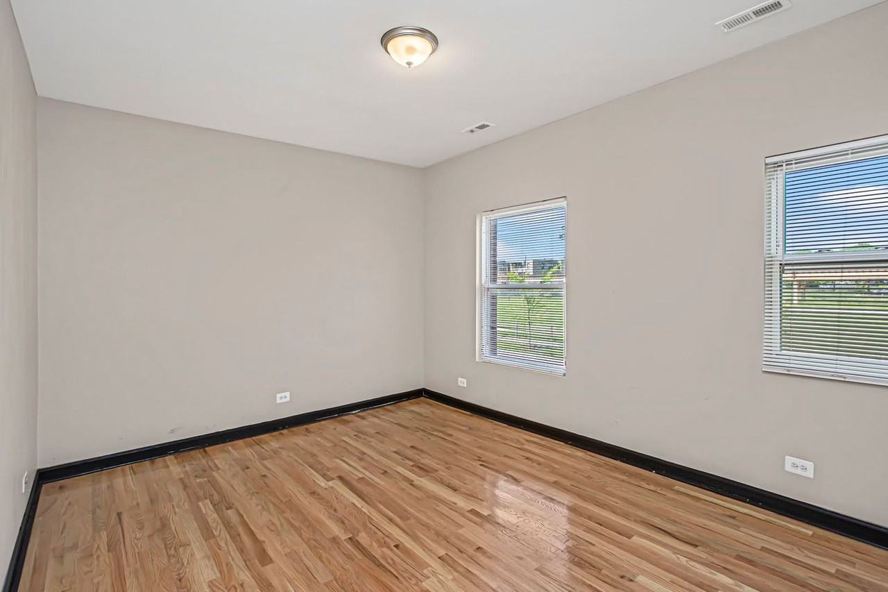 5219 S Calumet Ave - Photo 5 of 18