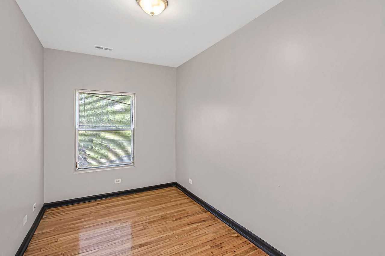 5219 S Calumet Ave - Photo 6 of 18