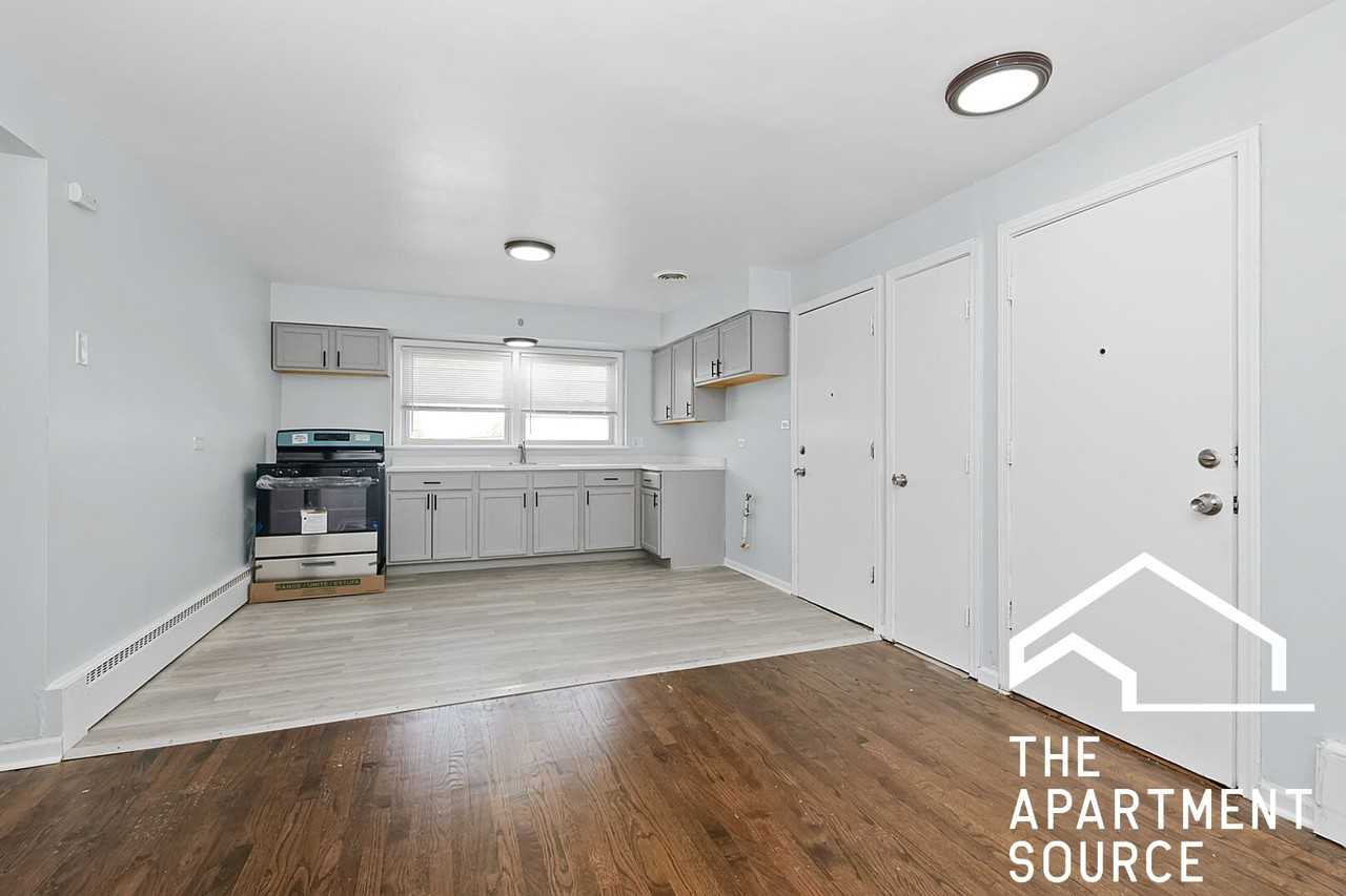 4446 W 59th St #2 - Photo 3 of 8