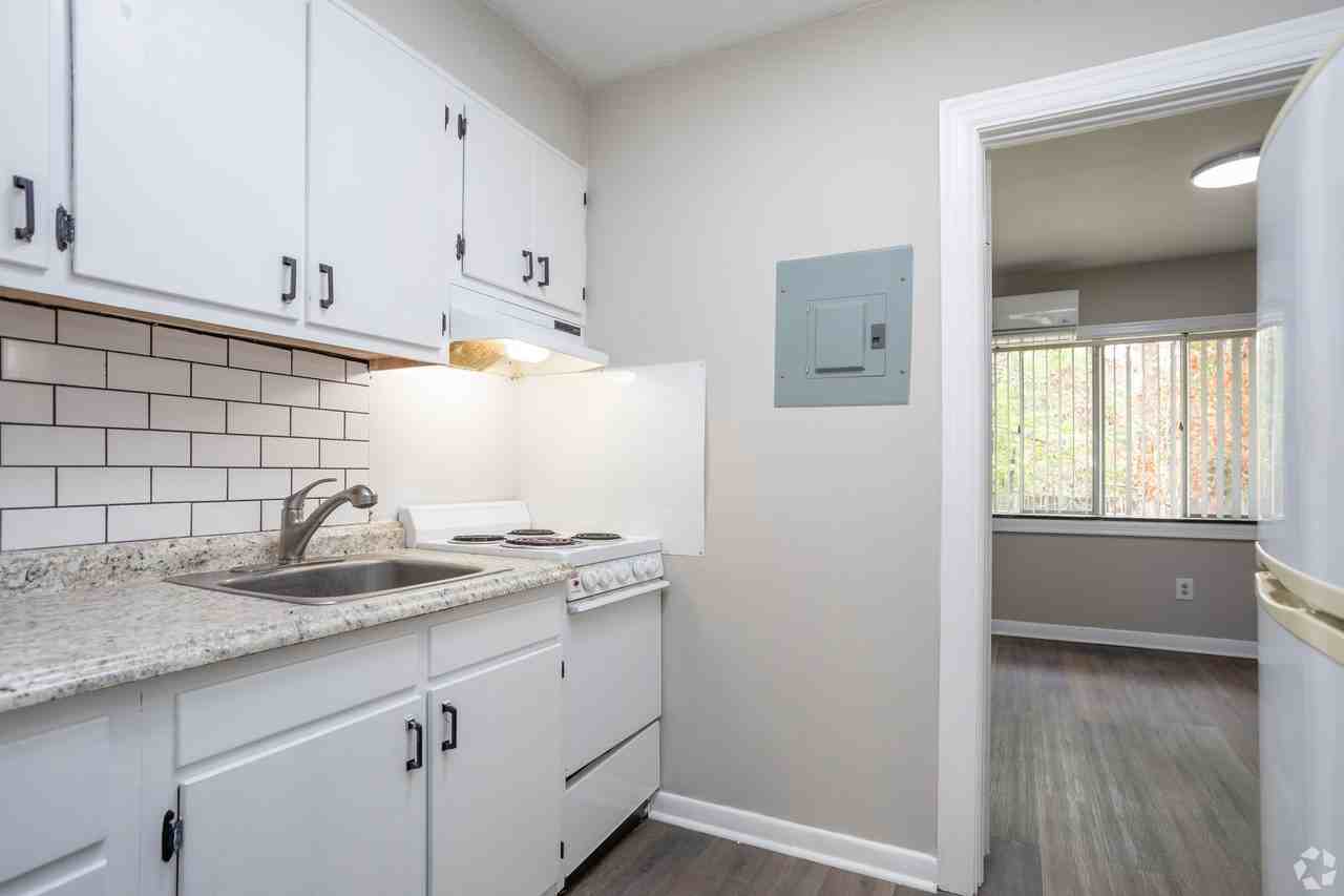 Elm Villa Apartments - Photo 5 of 34