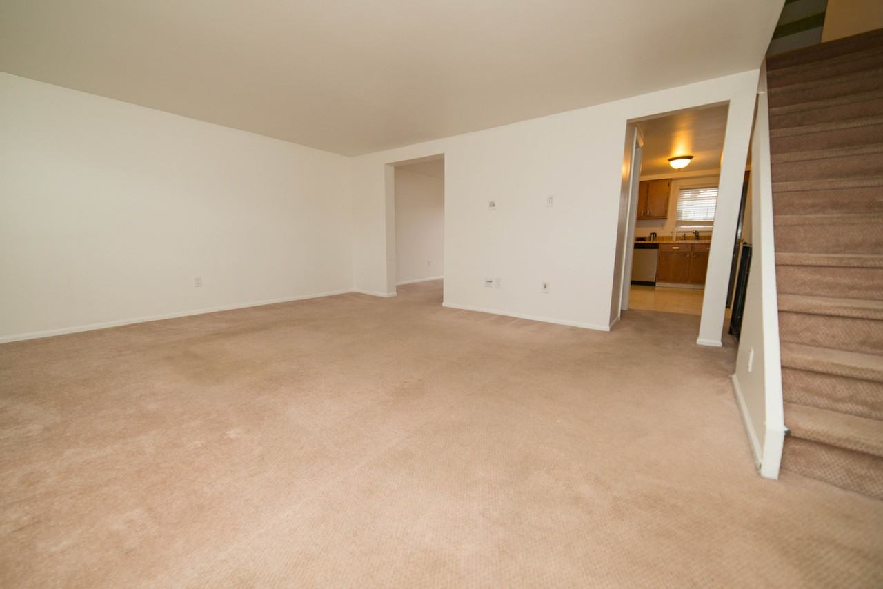 19 Colonial Cir - Photo 2 of 23